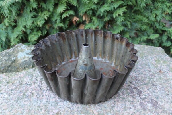 Antikvarine kepimo forma, konditerinė. Kaina 16 Eur.