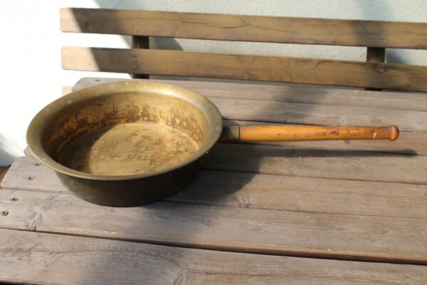 Keptuvė žalvarinė su originalia rankena. Kaina 53