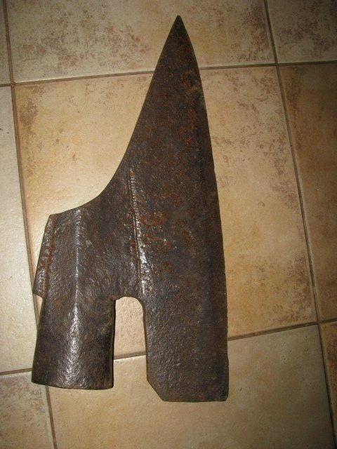 Kirvis, skliutas didžiulis antikvarinis. Kaina 117 Eur.