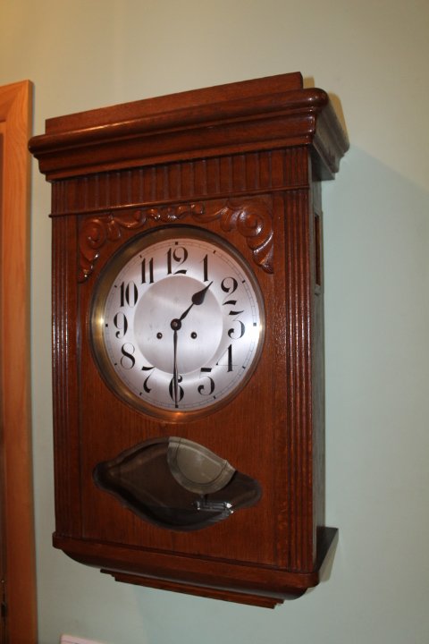 Didziulis pakabinamas, sieninis laikrodis Junghans. Kaina 527