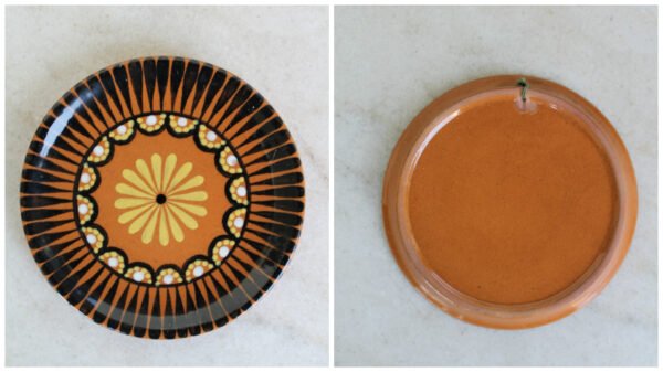 Lietuvių autorės tapyta keramine lekste. Skersmuo 12 cm. Kaina 32