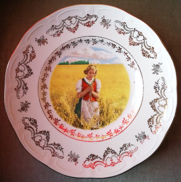 Lėkštė antikvarinė, pakabinama, dekoratyvinė. Kaina 38