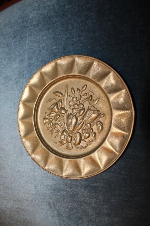 Bronzine lekste. Kaina 5 Eur.