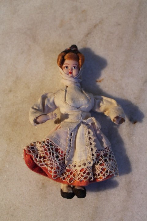 Antikvarine lelyte. Kaina 11