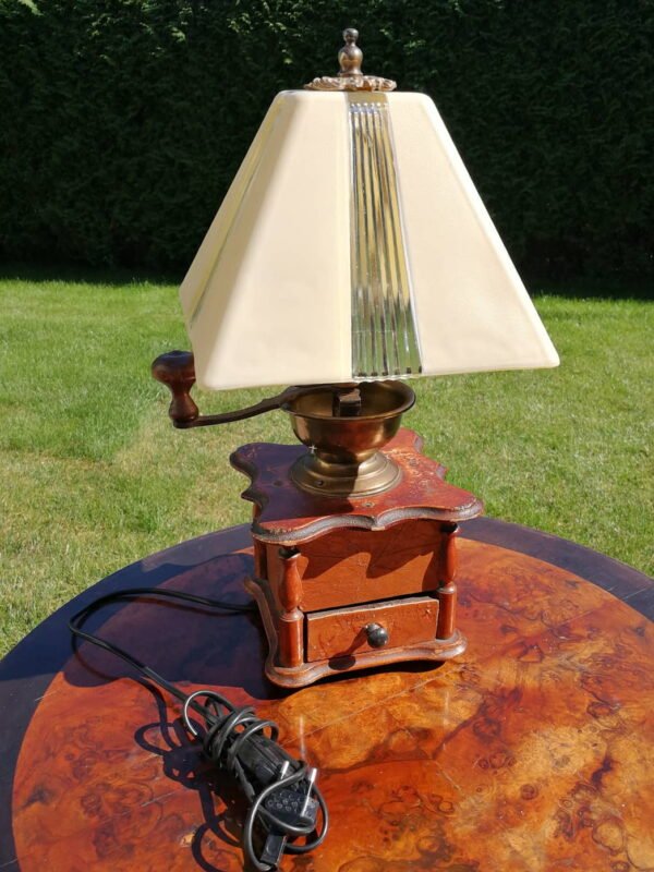 Šviestuvas-antikvarinė kavamalė. Veikiantis. Naktinė lempa. Kaina 107