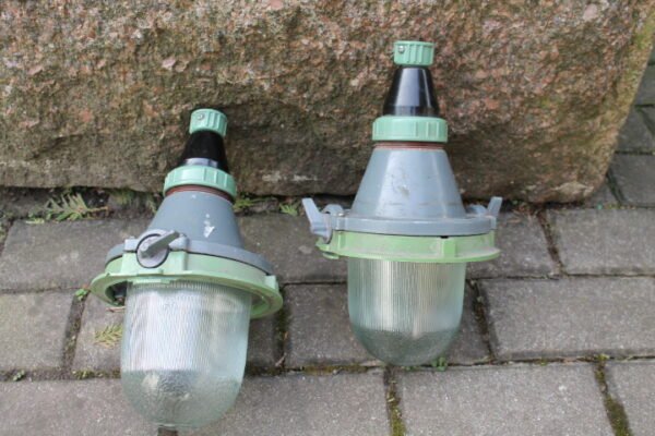 Nedideli loftiniai sviestuvai, lempos. 2 vnt. Kaina po 36 Eur.