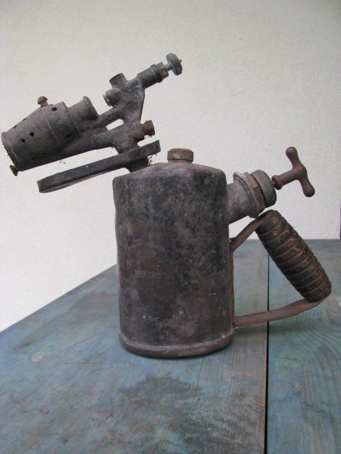 Lietlempė antikvarinė. Kaina 37 Eur.