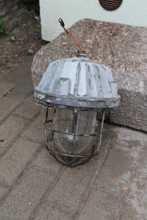 Pramoninio dizaino, industrinis sviestuvas su grotelemis. 2 vnt. Kaina po 46 Eur.