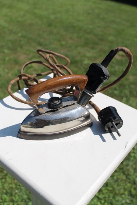 Lygintuvas, antikvarinis, elektrinis. Kaina 21 Eur.