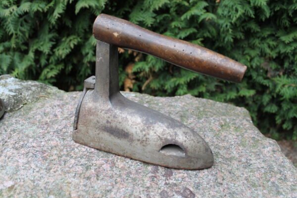 Antikvarinis lygintuvas. Kaina 32 Eur.