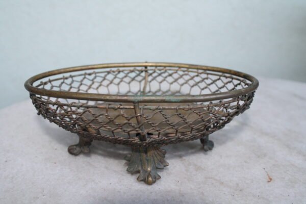 Antikvarinis metalinis indas. Kaina 26