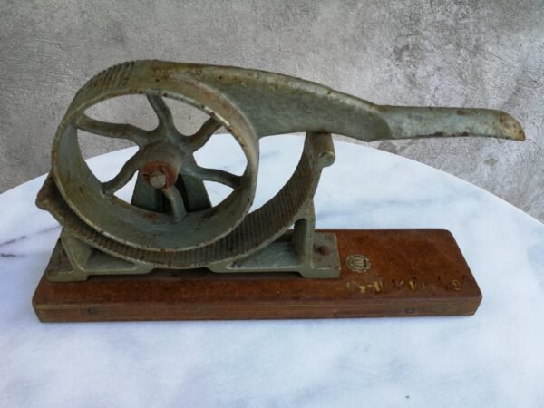 Medicininis antikvarinis prietaisas butelių kamščiams užspausti (užkorkuoti). Kaina 33