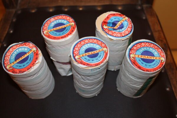 Naujametiniai Serpantinai. LIKO 2 vnt. Kaina po 13 Eur.