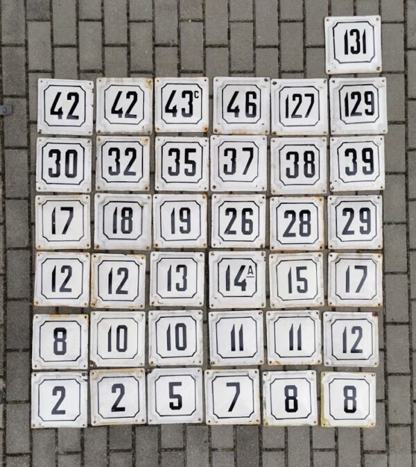 Numeriai namų storos skardos, emaliuoti, tarybinių laikų. Parduota: 7 ir 13. Kaina po 16