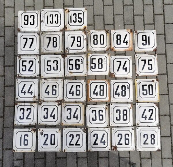 Numeriai namų storos skardos, emaliuoti, tarybinių laikų. Parduota Nr. 21, 24, 34 (antras), 44. Kaina po 13