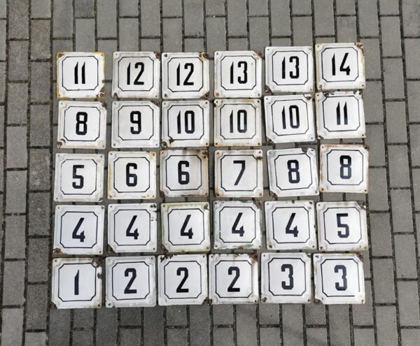 Numeriai namų storos skardos, emaliuoti, tarybinių laikų. Kaina po 13