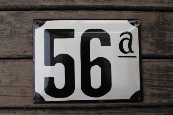 Antikvarinis emaliuotas skardinis namo numeris. Kaina 23 Eur.