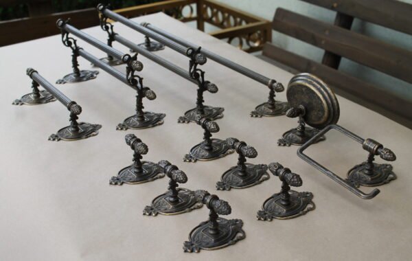 Kabyklos antikvarinio stiliaus, vonios kambario - WC, tamsinto žalvario, itališkos. Parduota muilinė, popieriaus laikiklis, kabliukai. Kainas žiūrėti nuotraukose