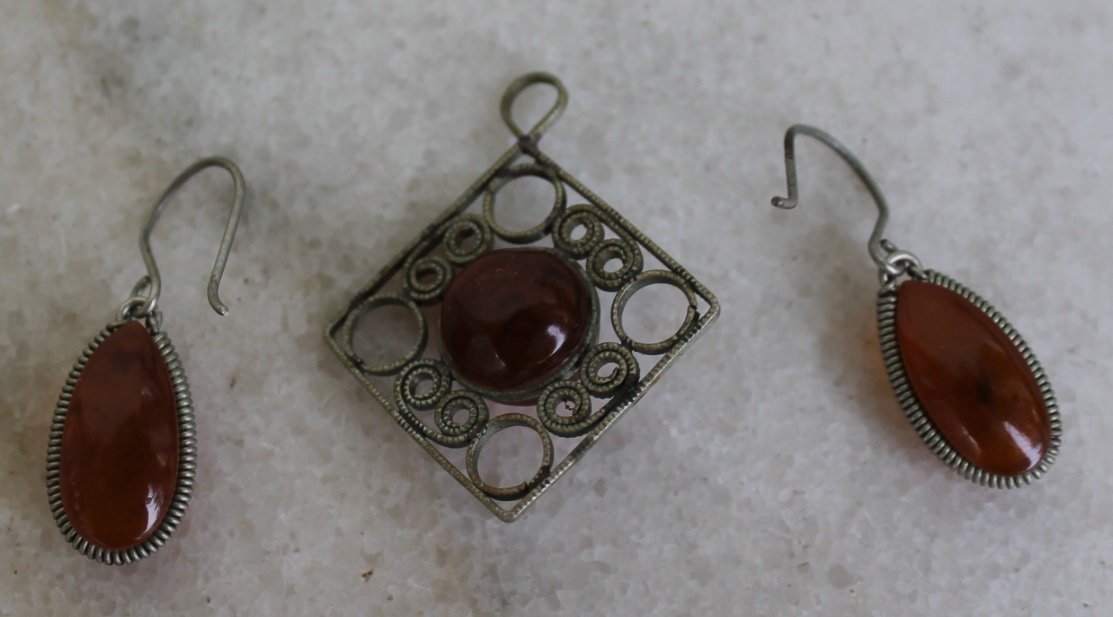 Papuosalu20su20gintaru20rinkinys20IMG_10.jpg Papuosalu20su20gintaru20rinkinys20IMG_10.jpg