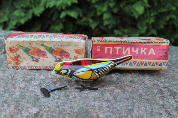 Žaislas mechaninis - skardinis paukštis prisukamas rakteliu tarybinių laikų. Veikiantis. Originalioje dėžutėje nenaudotas. 4 vnt. Kaina po 28