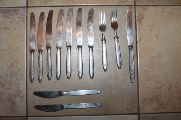 Tarybiniai stalo irankiai metalinemis rankenomis. Kaina 8 eur uz visus