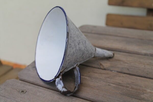 Piltuvėlis emaliuotas. Kaina 16