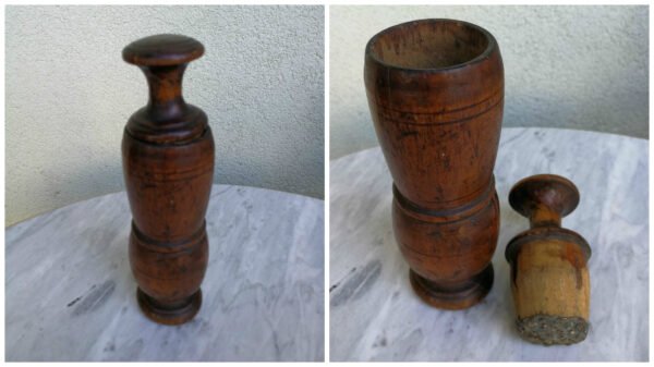 Pipirų grūstuvė medinė, antikvarinė. Kaina 23