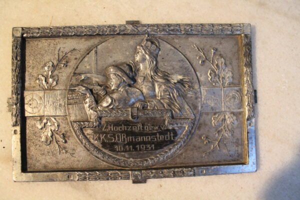 Plakete su medziotoju, 1931 m.. Kaina 16 Eur.