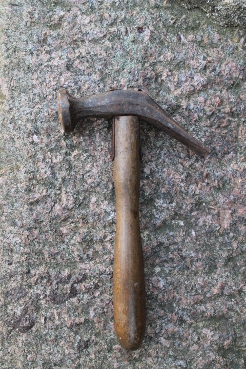 Plaktukas antikvarinis batsiuvio. Kaina 23 Eur.