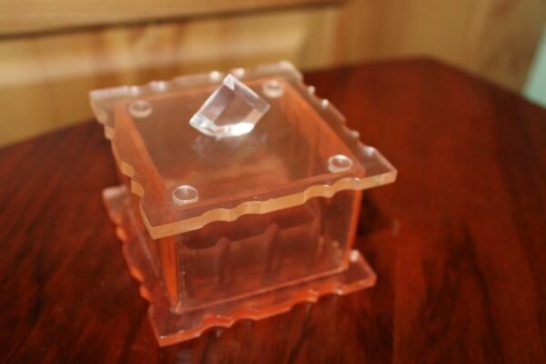 Dėžutė 1950 metų, plastmasinė. Kaina 13