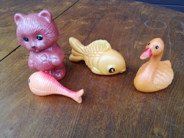 Žaislai plastmasiniai, tarybinių laikų. 4 vnt. Kaina 10 už visus.