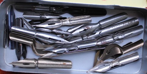 Plunksnos. Kaina po 2 Eur. uz vnt.