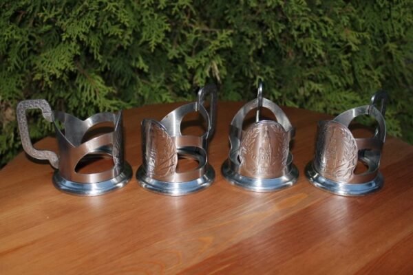 Stikliniu laikikliai. Kaina po 16 Eur.