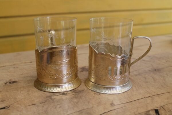 Podstakanikai, stiklinių laikikliai, 2vnt. Kaina po 6 Eur.