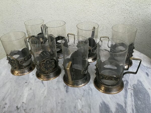 Podstakanikai (stikliniu laikikliai) su stiklinemis. 8 vnt. Kaina po 13