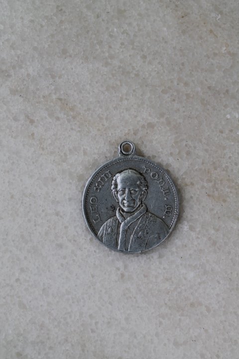Medalionas religinis. Kaina 11 Eur.