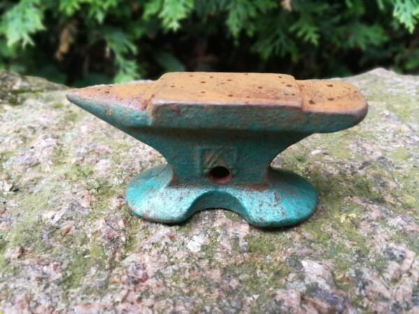 Priekalas mažas, ketaus, špižinis. Svoris 500 gr. Kaina 28