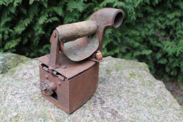 Prosas, lygintuvas su kamineliu. Kaina 18 Eur.