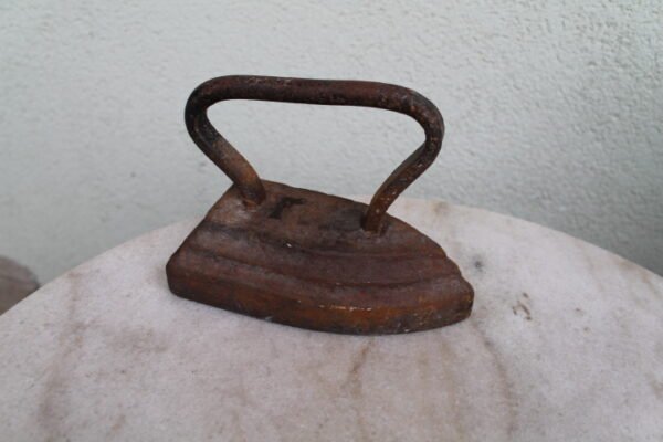 Antikvarinis lygintuvelis. Kaina 16 Eur.