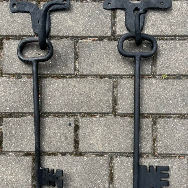 Raktai20kaltiniai20su20pakabom.jpg Raktai20kaltiniai20su20pakabom.jpg