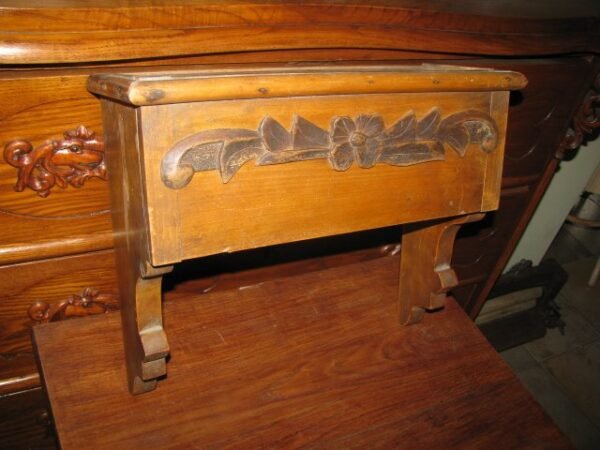 Rankšluostinė lietuviška antikvarinė. Kaina 63