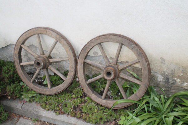 Vežimo ratas antikvarinis, nedidelis. Skersmuo 40 cm. LIKO VIENAS. Kaina 28