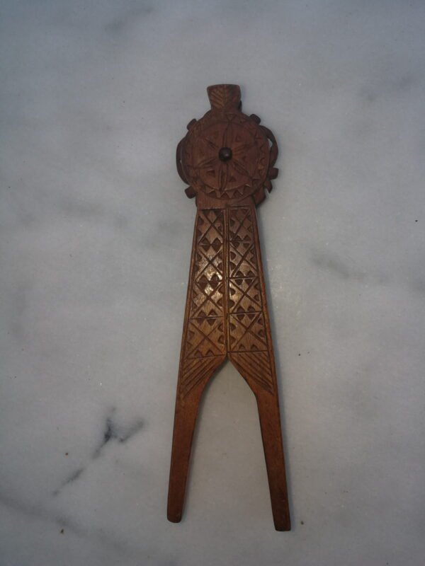 Gliaudyklė riešutų medinė, drožinėta. Kaina 26