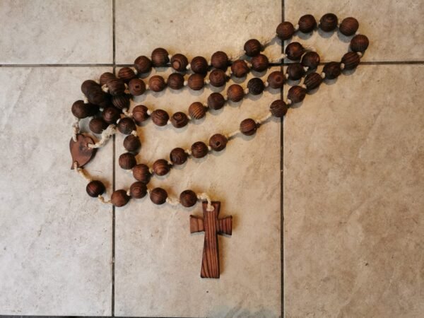 Rožančius stilizuotas, medinis. Ilgis 160 cm. Kaina 21