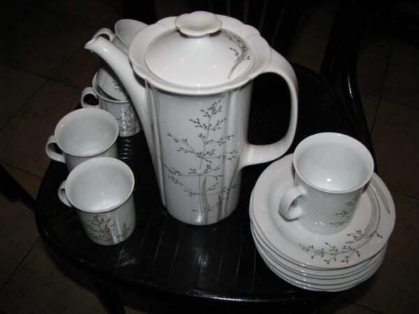 Servizas vokiško porceliano Arzberg, Germany. Puodeliai su lėkštutėmis 5 vnt, kavinukas, cukrinė, grietinėlės indas - pieninukas.  Kaina 42