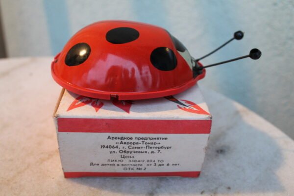 Žaislas skardinis - boružė. Nenaudotas, tarybinių laikų. Veikiantis, mechaninis, kinetinis. Kaina 28