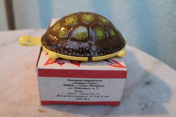 Žaislas skardinis - vežlys. Nenaudotas, tarybinių laikų. Veikiantis, mechaninis, inercinis. Kaina 26