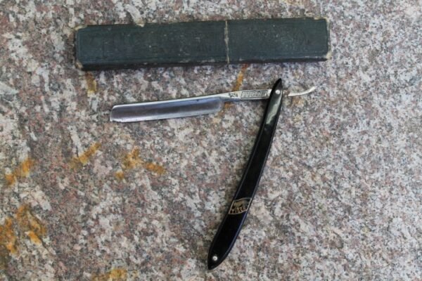 Antikvarinis vokiskas skustuvas TIGER. Kaina 18 Eur.