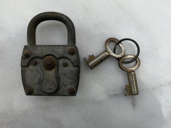Spynelė senoviška su 2 raktais. Kaina 22