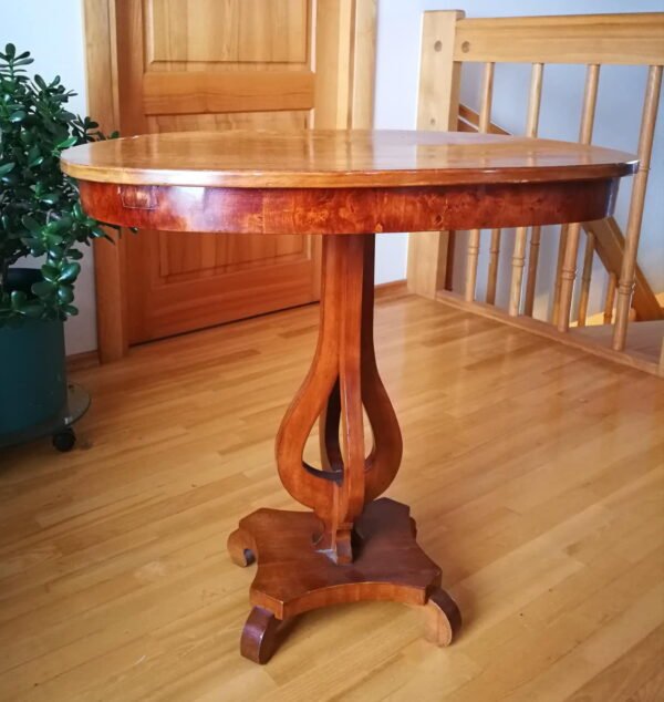 Staliukas antikvarinis, nedidelis, kavos staliukas. Kaina 137